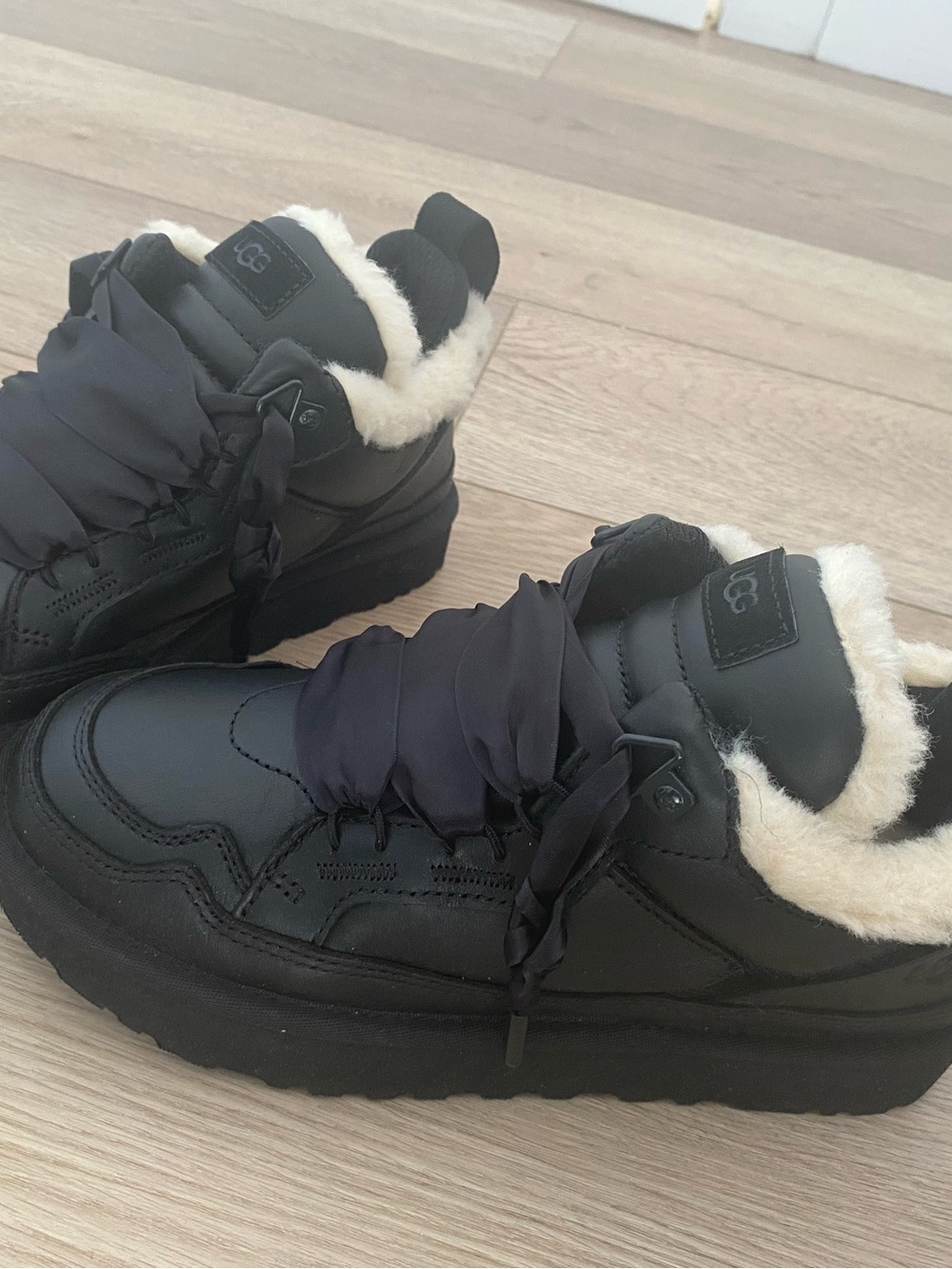 UGG Lowmel Leather Platform Sneaker – Women's Size 8